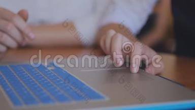 带笔记本电脑的男生。 手和键盘上的特写。 <strong>计算机课</strong>上的<strong>课</strong>。